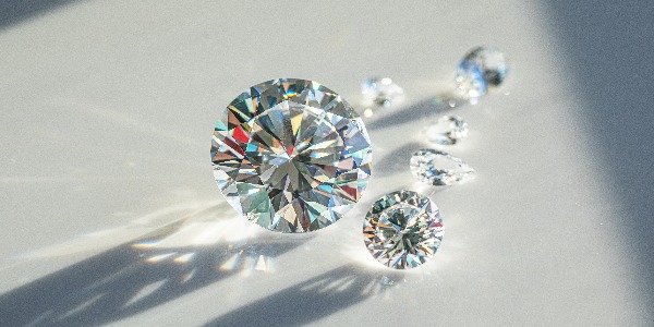 Der Prozess der Begutachtung von Diamanten am Arbeitsplatz des Käufers während der Aktion.